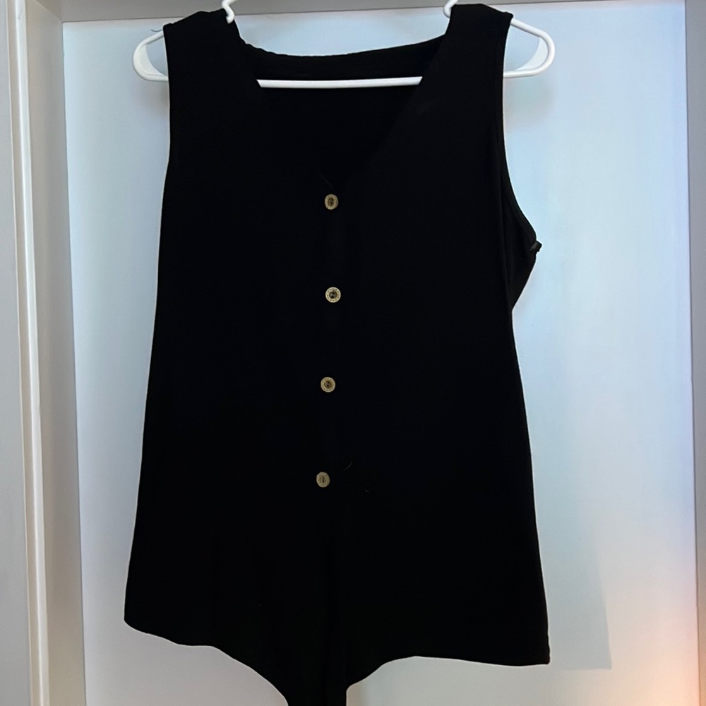 Black tank ties on bottom. Brown buttons